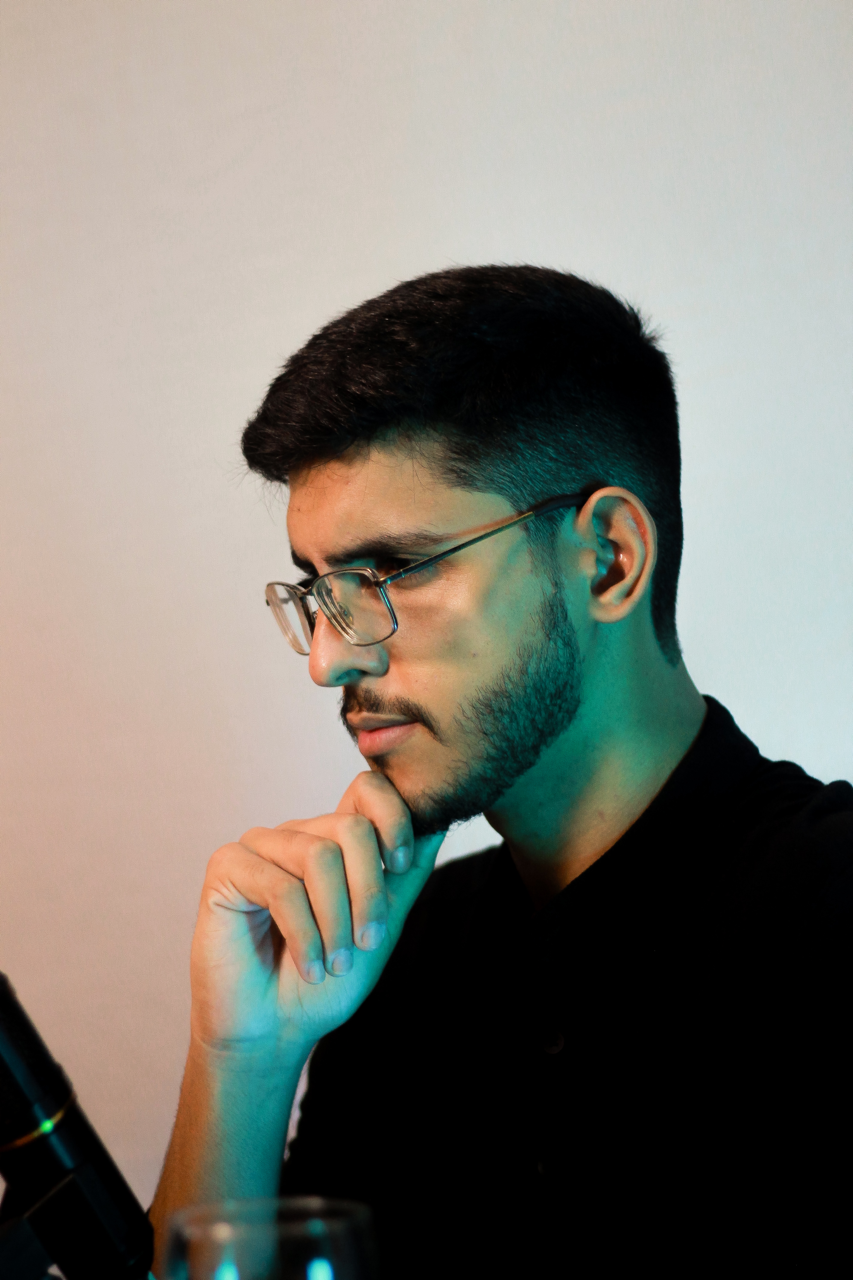 Lucas Navarro em perfil, luz de palco