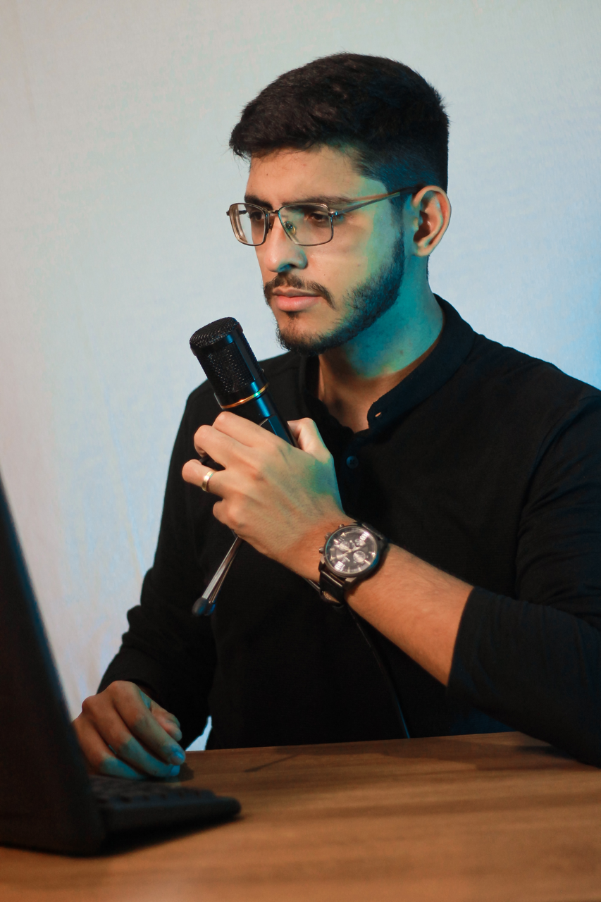 Lucas Navarro cantando ao microfone em estúdio