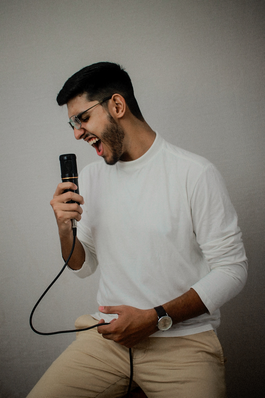 Lucas Navarro cantando em alta performance ao microfone