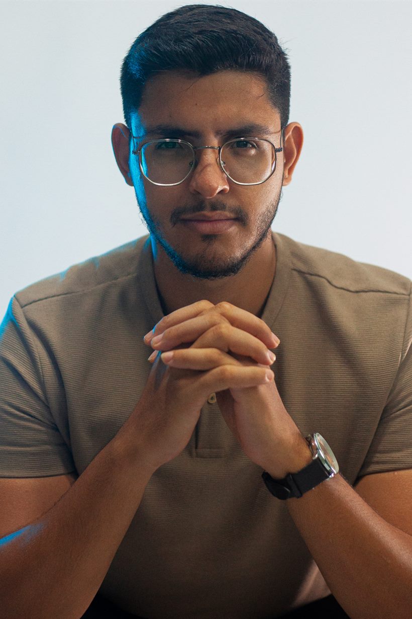 Presença e imponência vocal com Lucas Navarro
