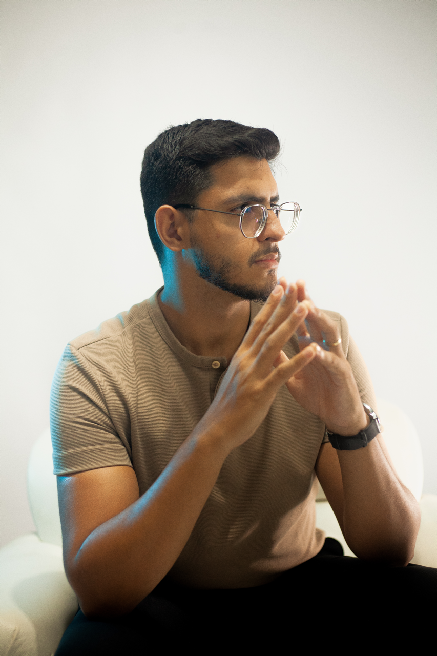 Lucas Navarro dirigindo em estúdio